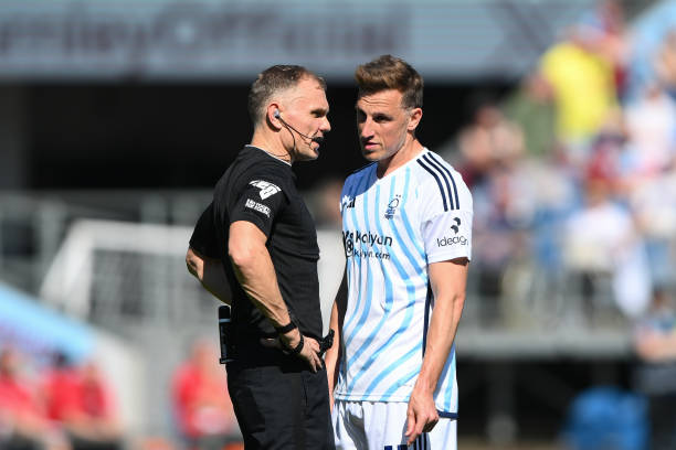 球场外发生 球场外发生